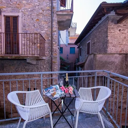 Fiumelatte Sleeps 4 Air Con Wifi T783174 ヴァレンナ