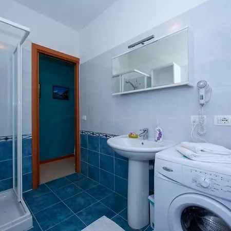Fiumelatte Sleeps 4 Air Con Wifi T783174 ヴァレンナ
