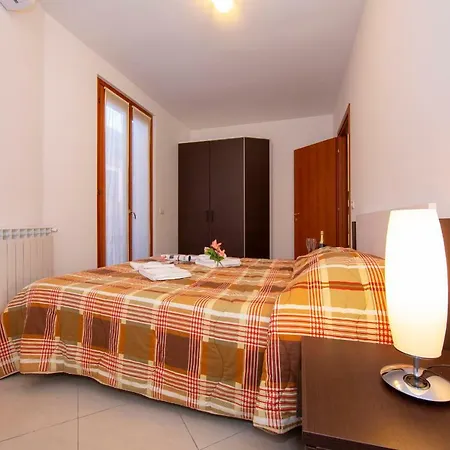 アパート Fiumelatte Sleeps 4 Air Con Wifi T783174